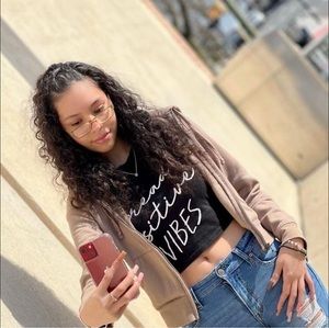 Meet your Posher, Crystal